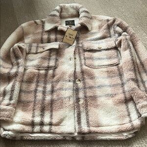 BNWT OVERSIZED SHERPA FLEECE SHACKET
WOMENS SZ SMALL
LINED WITH 4 POCKETS
$15